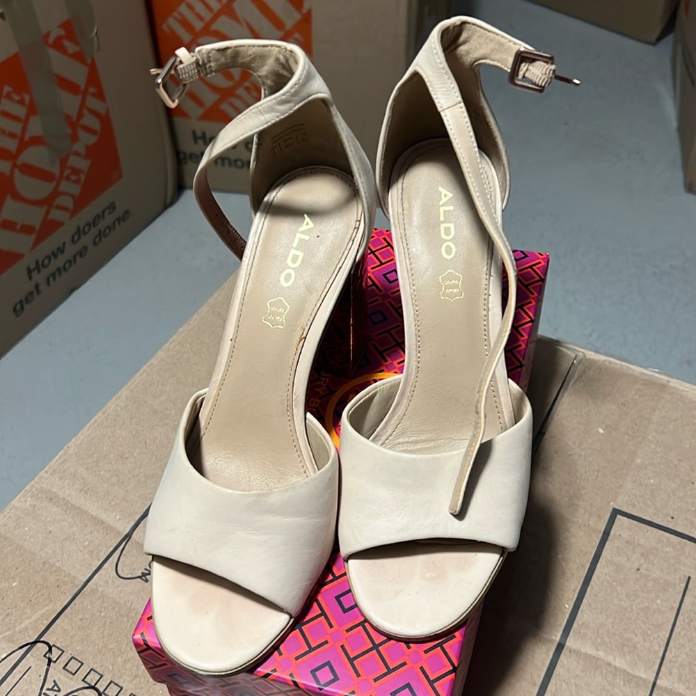 Nude/gold heel. Size 7. Check photos before purchase